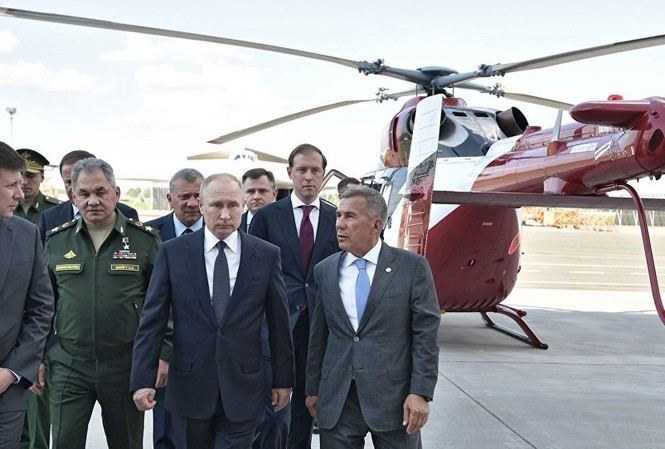 Ông Putin nói về tầm quan trọng của hệ thống phòng thủ chống vũ khí siêu âm Tổng thống Nga Vladimir Putin trong chuyến thăm nhà máy hàng không Kazan. Ảnh: Sputnik