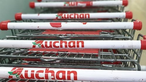 Chuỗi bán lẻ Auchan rút khỏi Việt Nam Xe đẩy bên trong một siêu thị của Auchan tại Việt Nam. Ảnh: Anh Minh