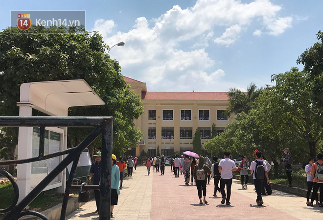 6400 học sinh Quảng Bình đội nắng 36 độ thi lại môn Văn là 'quá vô lý' Hơn 6400 học sinh toàn tỉnh Quảng Bình đang phải làm lại bài thi môn Ngữ Văn.