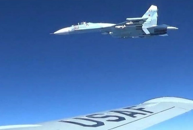 Tiêm kích Su-27 chặn máy bay trinh sát của Mỹ và Thụy Điển tại biên giới Nga Một chiếc RC-135U đã bị một chiếc Su-27 đánh chặn vào năm 2017.