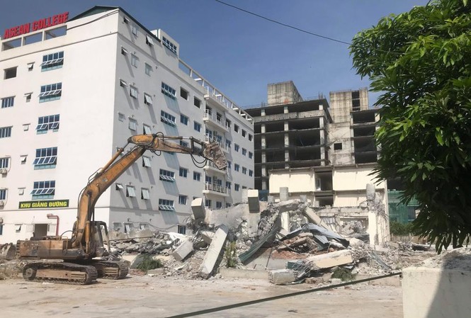 Hà Nội phá dỡ trường học xây sai phép ở quận Bắc Từ Liêm Cơ quan chức năng tổ chức phá dỡ công trình vi phạm sáng nay 12/6. Ảnh: Ngọc Vy