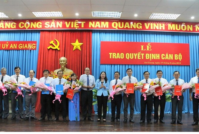Điều động, bổ nhiệm nhân sự 9 địa phương Bí thư Tỉnh ủy An Giang Võ Thị Ánh Xuân cùng Chủ tịch UBND tỉnh An Giang Nguyễn Thanh Bình trao các quyết định điều động, bổ nhiệm cán bộ.