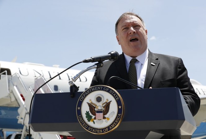 Ngoại trưởng Mỹ kêu gọi thành lập ‘Liên minh toàn cầu’ chống Iran Ngoại trưởng Mỹ Mike Pompeo phát biểu với báo giới trước khi lên máy bay đến Ả rập Saudi ngày 23/6. Ảnh: AP
