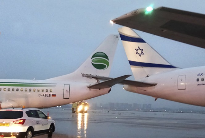 Hàng loạt máy bay Israel mất tín hiệu GPS bí ẩn Các máy bay hạ cánh tại sân bay Tel Aviv của Israel. Ảnh: AP