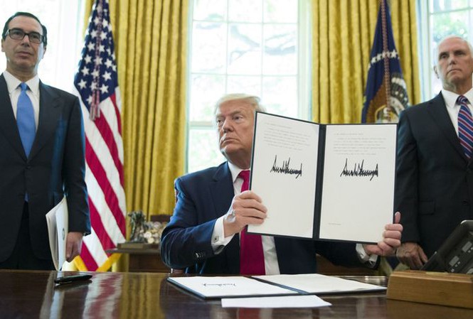 THẾ GIỚI 24H: Mỹ cam kết đàm phán thỏa thuận mới và toàn diện với Iran Tổng thống Donald Trump ký quyết định tăng cường các biện pháp trừng phạt Iran hôm 24/6 .Ảnh: AP