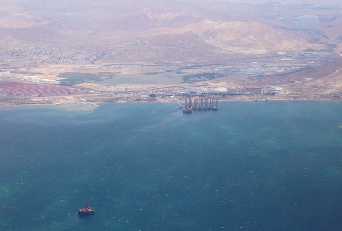 Tàu chở hàng Iran chìm ở biển Caspi, 9 thuyền viên thoát chết trong gang tấc Một cảnh trên không của Biển Caspi gần thành phố Baku, Azerbaijan. Ảnh: Reuters