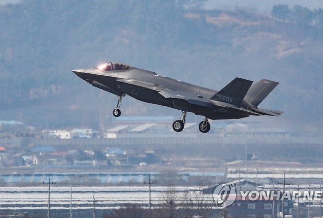 Thêm 2 tiêm kích F-35A gia nhập Không quân Hàn Quốc Thêm 2 tiêm kích F-35A gia nhập Không quân Hàn Quốc. Ảnh: Yonhap