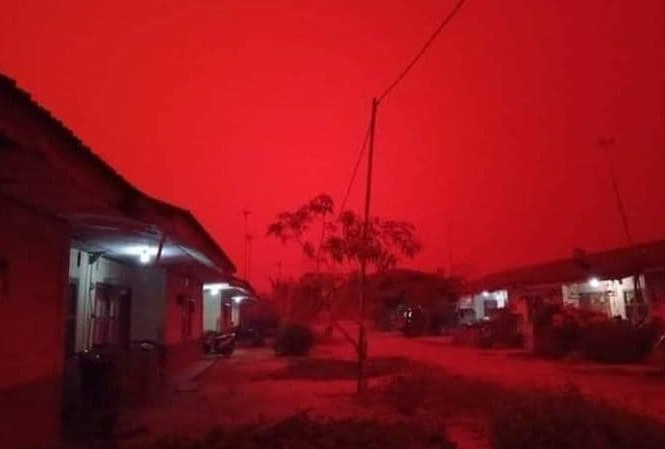 Bầu trời Indonesia nhuộm màu đỏ rực như máu Bầu trời Indonesia nhuộm màu đỏ rực như máu