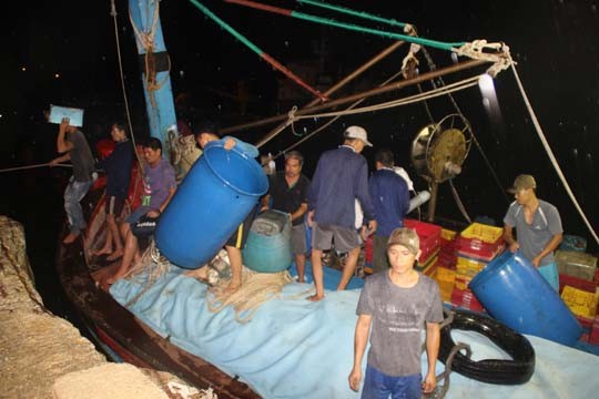Phuy đựng nước cứu sống 10 ngư dân trên biển dữ Những chiếc phuy đựng nước, can nhựa đã cứu sống ngư dân gặp nạn trên biển - ảnh Tr. Định