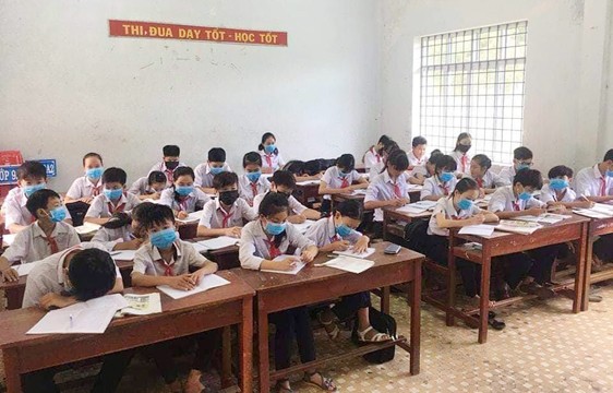 Kỳ lạ, cả lớp học đeo khẩu trang nghe giảng Học sinh trường THCS Cát Trinh phải mang khẩu trang trong giờ học. Ảnh chụp ngày 12/10 người dân cung cấp.
