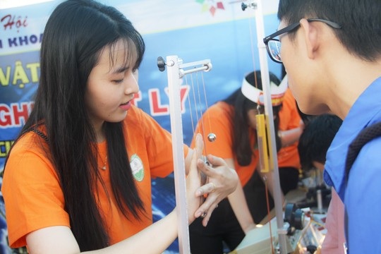 Bình Định - Thích thú trải nghiệm Ngày hội Khoa học Giải thích hiện tượng cộng hưởng con lắc đơn. Ảnh: Tr.Định