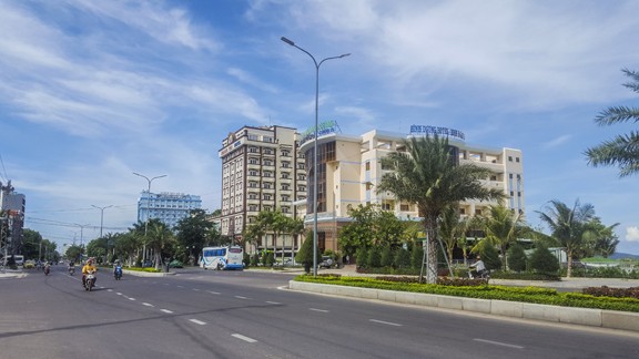 Bình Định di dời hàng loạt khách sạn lớn để dân nhìn thấy biển Khách sạn Bình Dương sẽ được di dời đầu tiên. Ảnh: Tr.Định