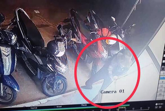 Tiệm vàng bị cướp ngay thời điểm Việt Nam gỡ hòa 1-1 trước Indonesia Hình ảnh kẻ cướp dùng búa đập vỡ tủ kính tiệm vàng được camera an ninh của tiệm vàng ghi lại. Ảnh T.M