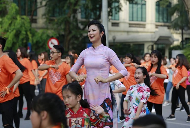 Các hoa hậu, nghệ sĩ cùng “Nhảy ! Vì sự tử tế” Hoa hậu Ngọc Hân cùng các bạn trẻ tham gia "Nhảy!Vì sự tử tế" năm 2016