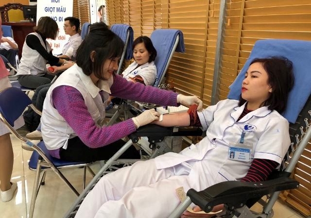 Bác sĩ xếp hàng hiến máu tình nguyện Đông đảo bác sĩ hiến máu tình nguyện vì bệnh nhân