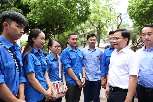 Đồng hành, hỗ trợ sĩ tử vượt vũ môn Bí thư thường trực T.Ư Đoàn Nguyễn Anh Tuấn thăm, động viên các tình nguyện viên Tiếp sức mùa thi
