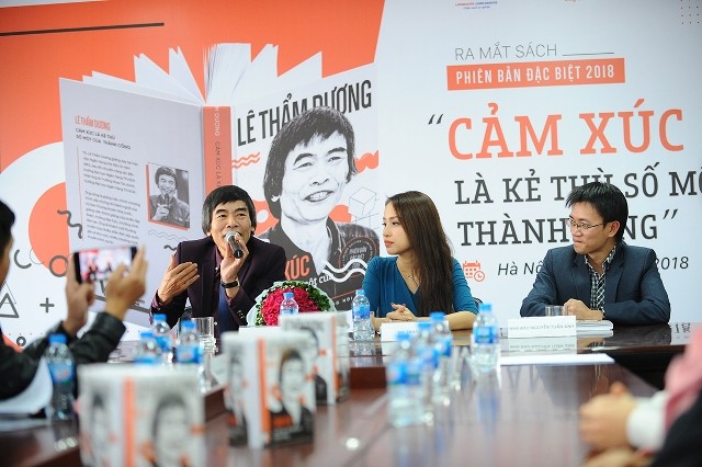 Chiến thắng của đội tuyển Việt Nam vào sách TS Lê Thẩm Dương TS Lê Thẩm Dương (ngoài cùng, bên trái) giới thiệu về cuốn sách Cảm xúc là kẻ thù số một của thành công ấn bản đặc biệt ra mắt bạn đọc. Ảnh: Dương Triều
