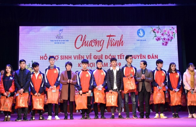 Tiếp sức sinh viên nghèo về quê đón Tết Các sinh viên có hoàn cảnh khó khăn được tặng quà hỗ trợ về quê đón Tết Kỷ Hợi. Ảnh: Vương Đức