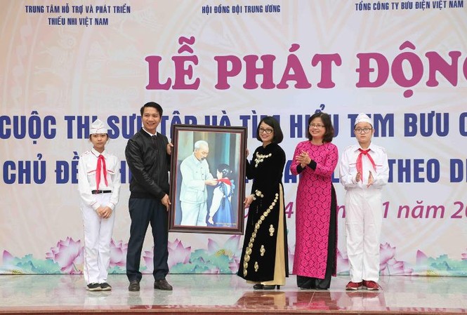Phát động cuộc thi 'Thiếu nhi Việt Nam làm theo Di chúc Bác Hồ' Bí thư Trung ương Đoàn, Chủ tịch Hội đồng Đội Trung ương Nguyễn Ngọc Lương tặng quà cho trường Tiểu học Trung Tự.