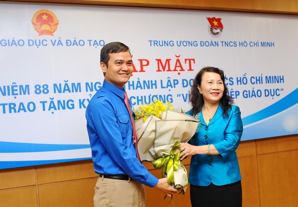 Bốn cán bộ T.Ư Đoàn nhận Kỷ niệm chương 'Vì sự nghiệp giáo dục' Thứ trưởng Nguyễn Thị Nghĩa thay mặt lãnh đạo Bộ Giáo dục và Đào tạo tặng hoa chúc mừng 88 năm Ngày thành lập Đoàn TNCS Hồ Chí Minh.