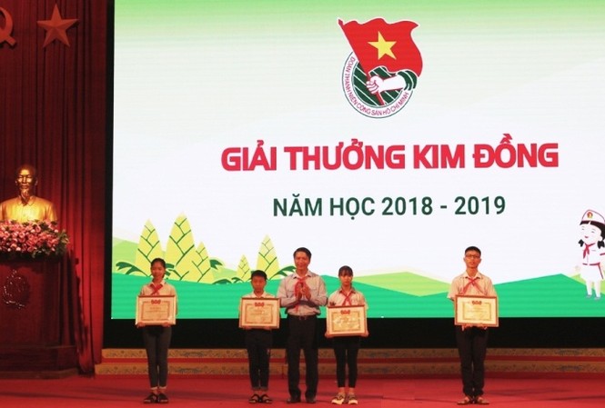 Trao giải thưởng Kim Đồng cho 62 cán bộ chỉ huy Đội xuất sắc Các em đội viên nhận Giải thưởng Kim Đồng năm học 2018 - 2019