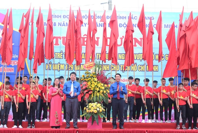 Bắc Giang: Khánh thành Trung tâm Hoạt động thanh, thiếu niên 51 tỷ đồng Anh Nguyễn Ngọc Lương, Bí thư T.Ư Đoàn, Chủ tịch Hội đồng Đội T.Ư tặng hoa chúc mừng Tỉnh Đoàn, Hội đồng Đội tỉnh Bắc Giang