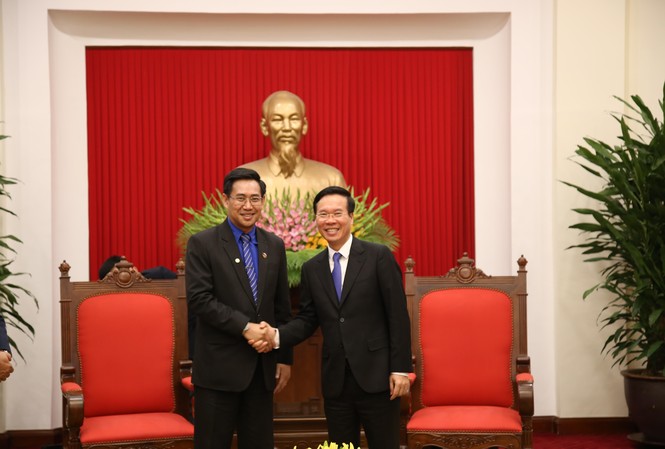 Nâng cao chất lượng chương trình hợp tác thanh niên hai nước Việt – Lào Trưởng ban Tuyên giáo T.Ư Võ Văn Thưởng (bên phải) bắt tay chào mừng đồng chí Alounxai Sounnalath, Bí thư Đoàn Thanh niên NDCM Lào.