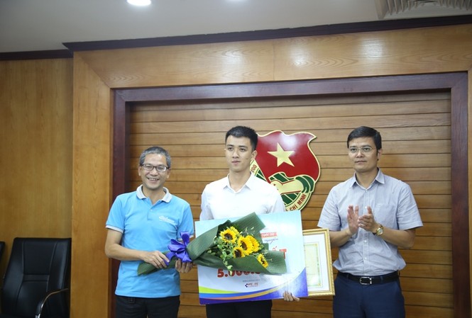 Phương tiện thủy bộ thu gom rác thải giành giải Nhất ý tưởng tình nguyện BTC trao giải Nhất cho ý tưởng: "“Phương tiện thủy bộ thu gom rác thải bãi biển, mặt nước” của nhóm sinh viên đến từ trường Đại học Bách khoa Đà Nẵng. Ảnh: Lâm Hải