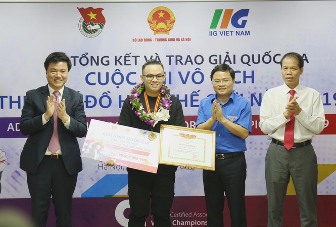 Ba thí sinh Việt Nam lọt vào chung kết cuộc thi đồ họa thế giới BTC cuộc thi trao giải Nhất cho Trần Ngọc Anh Khoa, sinh viên Trường Đại học Hoa Sen (TPHCM). Ảnh: BẢO ANH