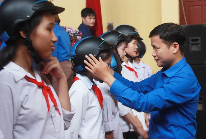 Đoàn đỡ đầu học sinh có hoàn cảnh khó khăn Trao tặng mũ bảo hiểm cho học sinh trường THCS Bảo Sơn, huyện Lục Nam, tỉnh Bắc Giang