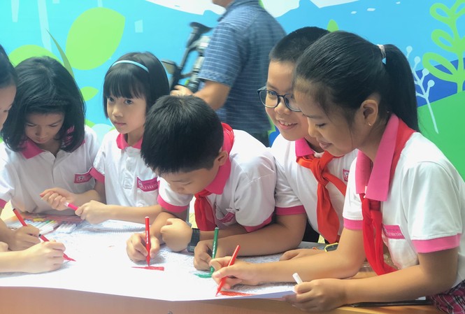 Thi vẽ thành phố xanh tương lai Các em học sinh trường Tiểu học Lê Văn Tám (Hai Bà Trưng, Hà Nội) thi vẽ tranh về thành phố tương lai ngay tại lễ phát động.