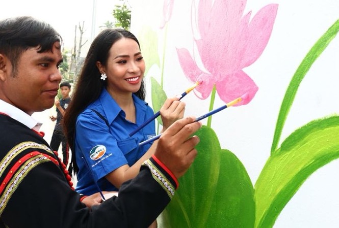 Chàng trai Ê Đê truyền cảm hứng, một mình dọn 15 điểm đen về rác Anh Y Hlý Niê Kdăm, dân tộc Ê Đê "Nhân vật truyền cảm hứng vẽ tranh bích họa tại trường THCS Tứ Liên, Tây Hồ, Hà Nội.