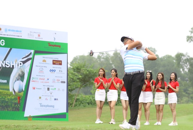 Golfer Bảo Long quyết tâm bảo vệ chức vô địch Tiền Phong Golf Championship Goldfer Bảo Long phát bóng khai mạc giải Tiền Phong Golf Championship 2019 trên sân c