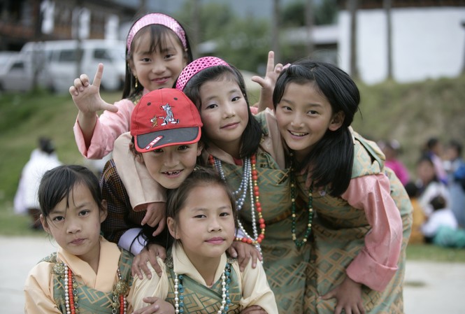 Giới trẻ trải nghiệm tại đất nước không cần dùng tín hiệu giao thông Giới trẻ thích thú với những tải nghiệm thú vị tại Vương quốc hạnh phúc nhất thế giới, không cần dùng tín hiệu giao thông.