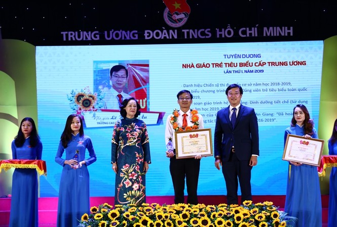 Vinh danh những nhà giáo trẻ tận tâm, cống hiến vì giáo dục Bà Trương Thị Mai, Ủy viên Bộ Chính trị, Bí thư T.Ư Đảng, Trưởng Ban Dân vận T.Ư; anh Lê Quốc Phong, Ủy viên dự khuyết T.Ư Đảng, Bí thư thứ nhất T.Ư Đoàn trao giải thưởng "Nhà giáo trẻ tiêu biểu" cấp T.Ư lần thứ nhất - năm 2019.