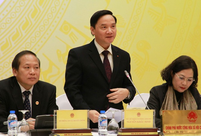 Chủ trương xây tháp truyền hình VTV có cách đây 20 năm Ông Nguyễn Khắc Định (giữa) trả lời phóng viên tại buổi họp báo.
