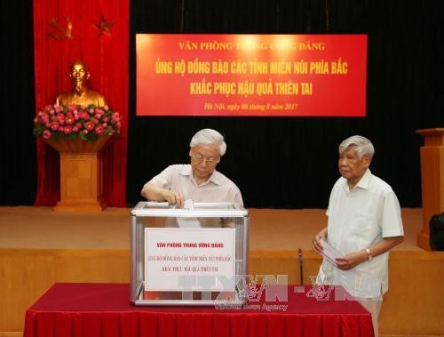 Tổng Bí thư quyên góp, ủng hộ người dân vùng mưa lũ Tổng Bí thư quyên góp ủng hộ người dân vùng mưa lũ (Ảnh TTX)