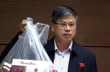 'Cửu vạn buôn lậu thuốc lá mua được khung giờ vận chuyển' Đại biểu Sỹ Cương đưa bằng chứng thuốc lá lậu đã mua được khi đi thực tế