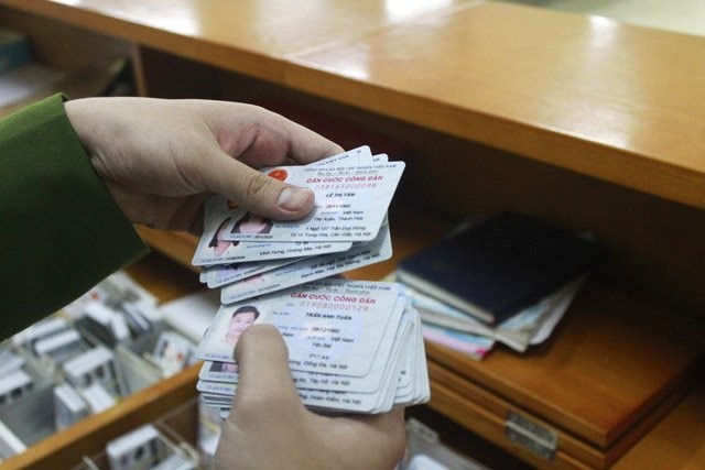 Bộ Công an tham gia xác thực thông tin khi giao dịch tín dụng Bộ Công an đang phối hợp với Ngân hàng Nhà nước Việt Nam xây dựng hệ thống kết nối để thực hiện việc xác thực thông tin của công dân có giao dịch tín dụng. Ảnh minh họa