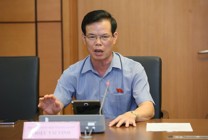 Bí thư Triệu Tài Vinh nói về vụ gian lận thi: 'Tôi còn muốn làm nhanh hơn anh' Bí thư Tỉnh ủy Hà Giang Triệu Tài Vinh tại phiên thảo luận tổ sáng 22/5. Ảnh Như Ý