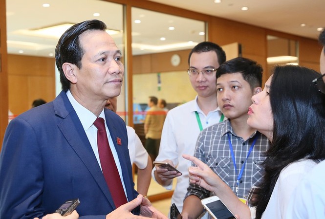 Bộ trưởng Đào Ngọc Dung: Tăng tuổi hưu không phải để quan chức ‘giữ ghế’ Bộ trưởng Đào Ngọc Dung trao đổi với PV. Ảnh Như Ý