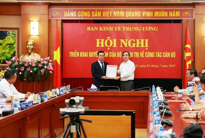 Ông Triệu Tài Vinh làm Phó trưởng Ban kinh tế Trung ương Ông Triệu Tài Vinh (bìa trái) thôi chức Bí thư Tỉnh ủy Hà Giang để giữ chức Phó trưởng ban Kinh tế trung ương. Ảnh: T.Trung