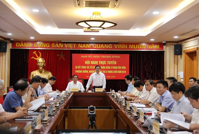 Kết hợp hài hòa giữa chuẩn bị nhân sự tại chỗ với điều động, luân chuyển Trưởng Ban Tổ chức Trung ương Phạm Minh Chính phát biểu tại hội nghị