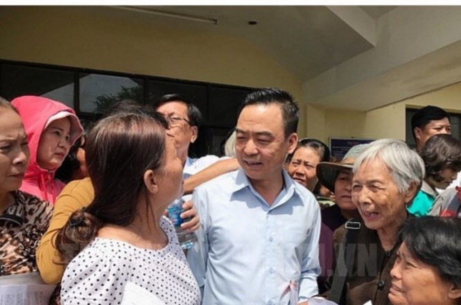 Ông Nguyễn Hồng Điệp: Tạm ứng tiền cho dân Thủ Thiêm ở Hà Nội mua vé về TPHCM Trưởng Ban tiếp công dân Trung ương Nguyễn Hồng Điệp với bà con Thủ Thiêm