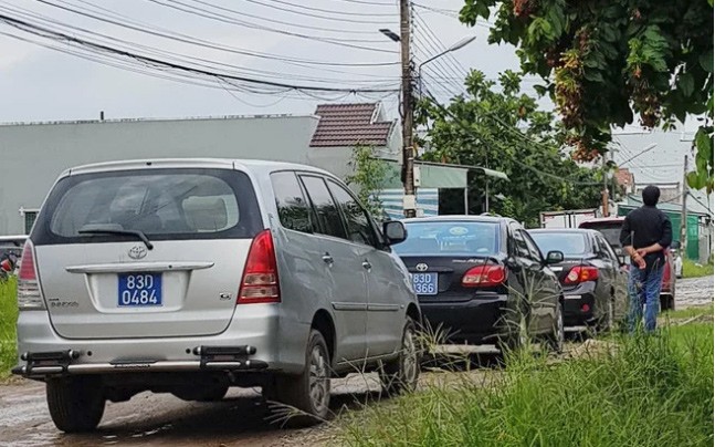 Bộ Nội vụ nói gì về đám cưới 'rình rang' của con Trưởng đoàn ĐBQH tỉnh Sóc Trăng Nhiều xe biển xanh xuất hiện tại đám cưới của con trai bà Hồ Thị Cẩm Đào. Ảnh NLĐ
