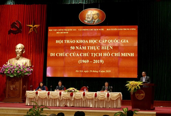 Xây dựng phong cách lãnh đạo, nói đi đôi với làm Hội thảo khoa học cấp quốc gia 50 năm thực hiện Di chúc của Chủ tịch Hồ Chí Minh. Ảnh LK
