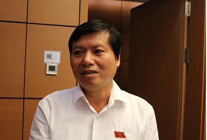 Phó Bí thư Hòa Bình: 'Đứng ngoài nhà máy nước sông Đà thấy mùi khét như cao su' Phó Bí thư Hoà Bình Trần Đăng Ninh