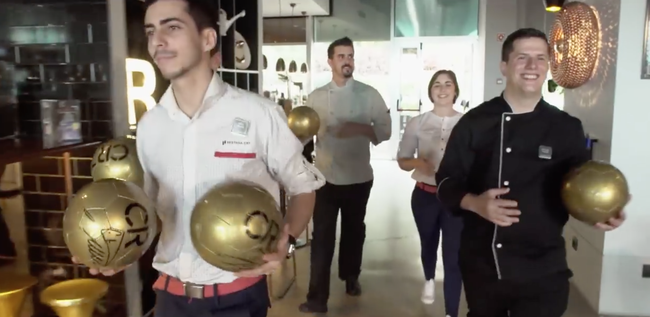 Ronaldo tặng 'Quả bóng vàng' tri ân khách hàng CR7 tặng
Quả bóng vàng" cho khách hàng.