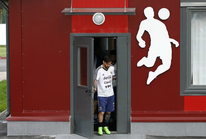 Tin nhanh World Cup: Messi giam mình trong phòng Tin nhanh World Cup: Messi giam mình trong phòng