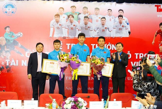 Dấu ấn Tiền Phong Golf Championship sau một năm ra mắt Đồng chí Nguyễn Anh Tuấn, Bí thư thường trực T.Ư Đoàn và nhà báo Lê Xuân Sơn, Tổng biên tập báo Tiền Phong, trao thưởng cho các cầu thủ đội tuyển U23 Việt Nam. Ảnh: Như Ý